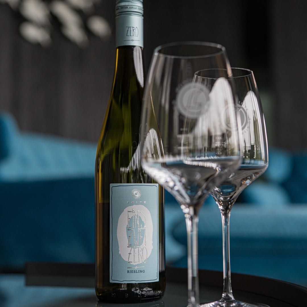 Leitz Eins Zwei Zero Riesling alcohol-free bottle in a lifestyle setting
