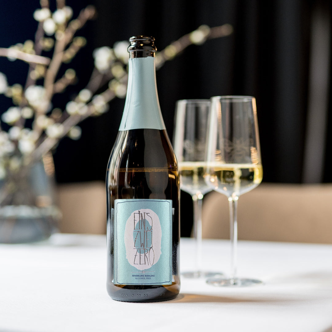 Leitz Eins Zwei Zero Sparkling Riesling alcohol-free bottle in a lifestyle setting